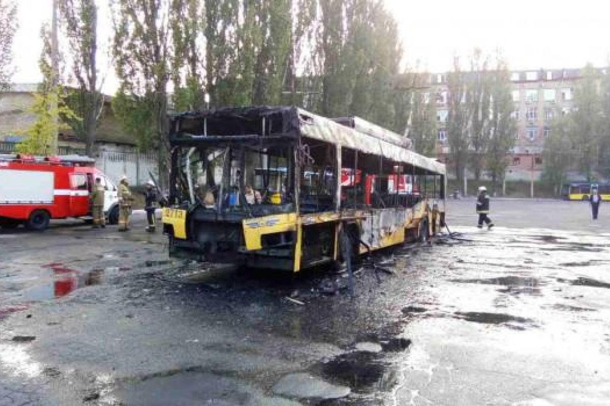 В Киеве полностью сгорел троллейбус В Киеве полностью сгорел троллейбус