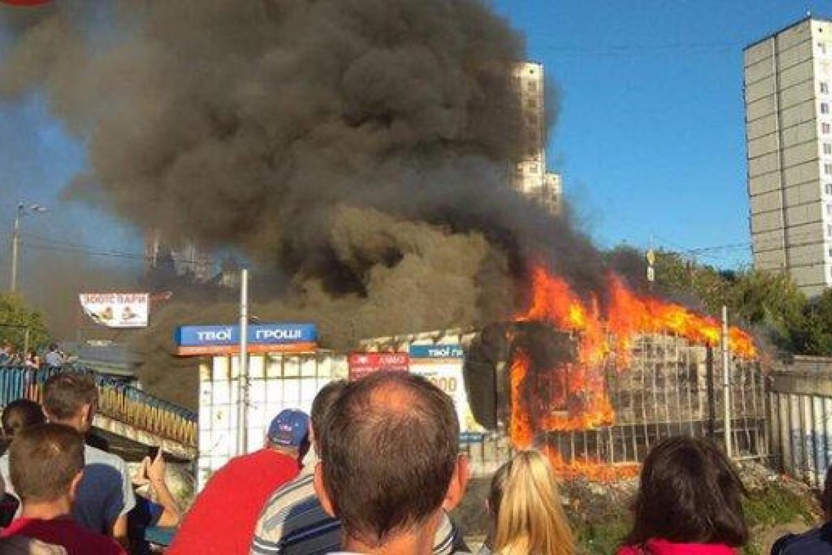 В Киеве пламя охватило несколько киосков: опубликовано видео В Киеве пламя охватило несколько киосков: опубликовано видео