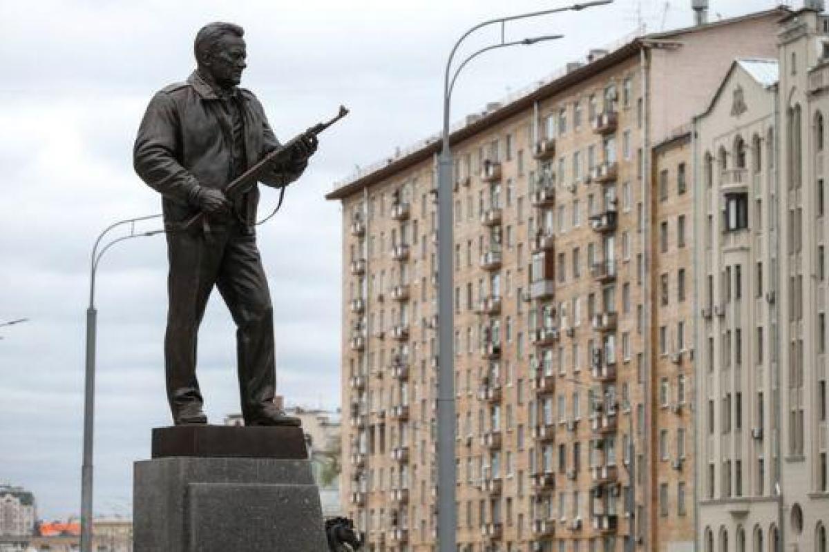 На памятнике Калашникову в Москве изобразили немецкий автомат На памятнике Калашникову в Москве изобразили немецкий автомат