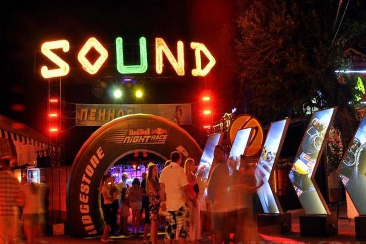 В Алуште возле ночного клуба произошли разборки: мужчина получил два огнестрельных ранения В Алуште возле ночного клуба произошли разборки: мужчина получил два огнестрельных ранения