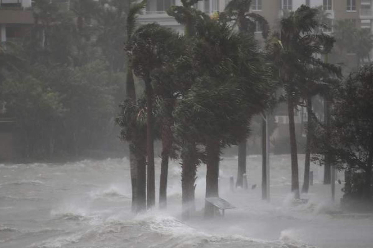 "Полностью под водой": Ураган Ирма затопил Майами "Полностью под водой": Ураган Ирма затопил Майами