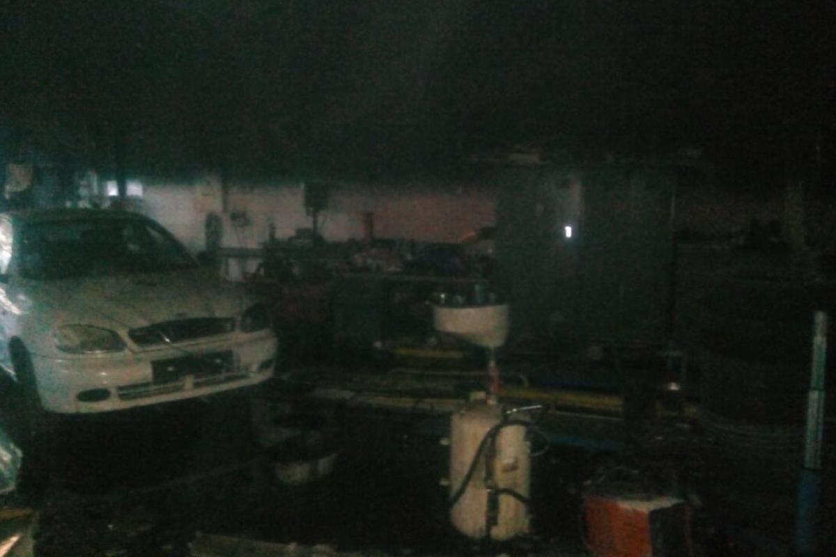 В Киеве в гараже по ремонту автомобилей произошел пожар