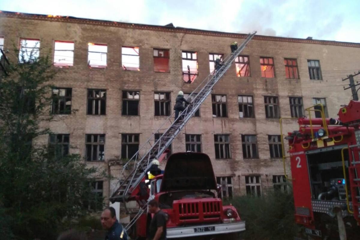 В Днепре на территории "Центра социальной реабилитации детей-инвалидов" произошел пожар В Днепре на территории "Центра социальной реабилитации детей-инвалидов" произошел пожар