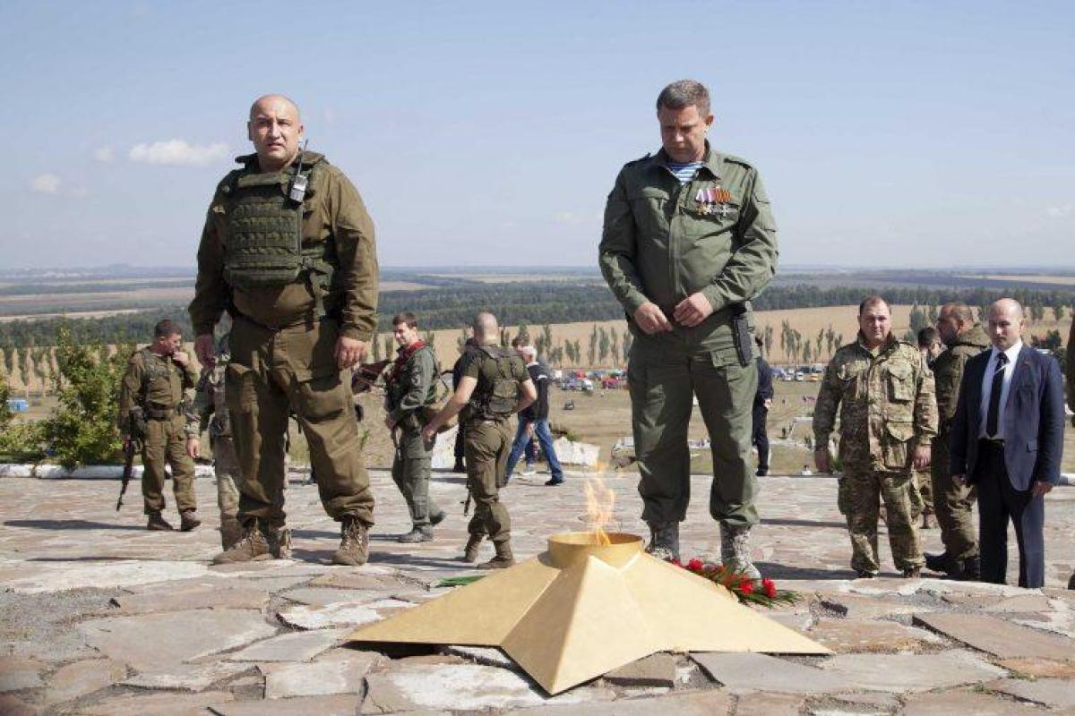 "Захарченко и телохранители": В сети опубликовали фото, как главарь "ДНР" возлагает цветы на Саур-Могиле "Захарченко и телохранители": В сети опубликовали фото, как главарь "ДНР" возлагает цветы на Саур-Могиле