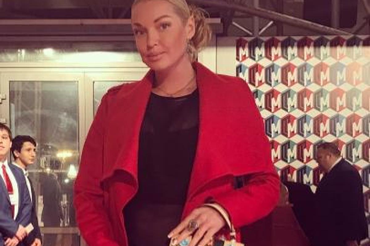 Соцсети обсуждают совместный снимок Анастасии Волочковой и Наташи Королевой Соцсети обсуждают совместный снимок Анастасии Волочковой и Наташи Королевой