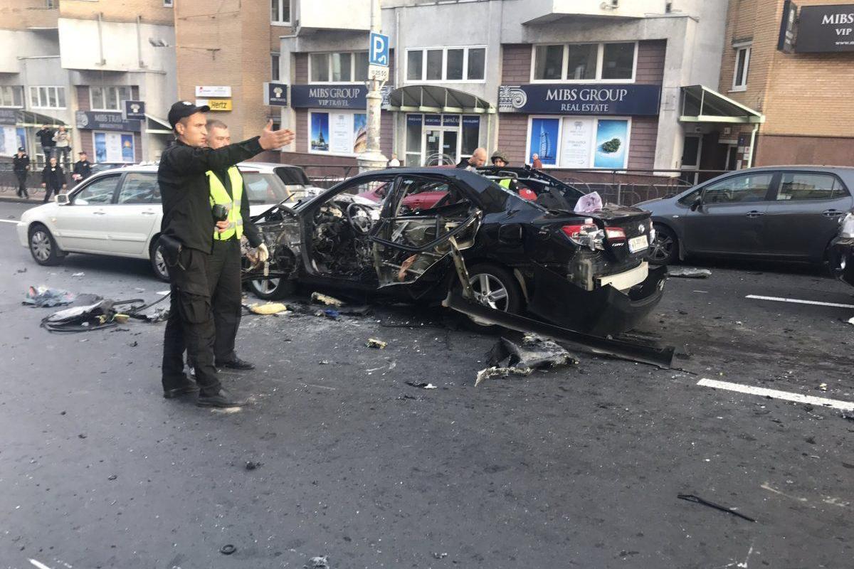 В сети появилось видео момента взрыва автомобиля в Киеве В сети появилось видео момента взрыва автомобиля в Киеве