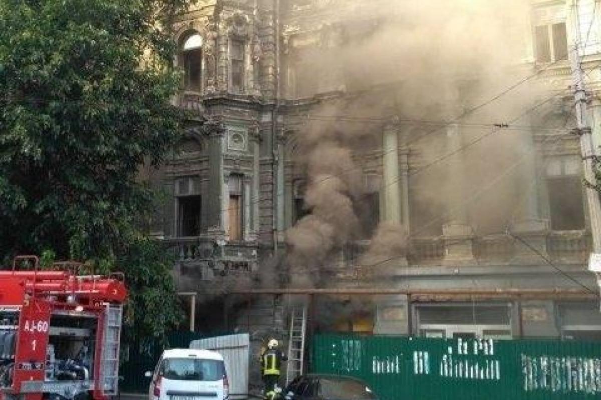 В Одессе горит памятник архитектуры XIX века - дом Руссова В Одессе горит памятник архитектуры XIX века - дом Руссова