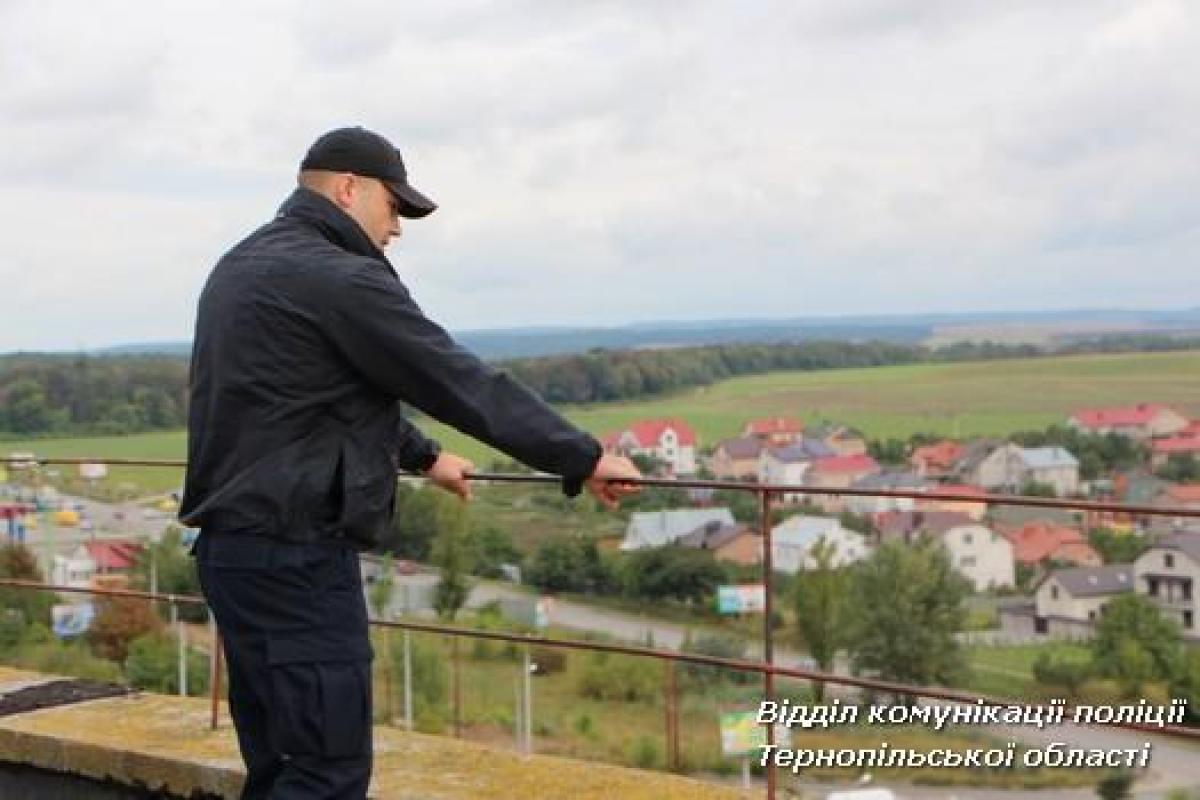 В Тернополе мать троих детей хотела прыгнуть с крыши многоэтажки В Тернополе мать троих детей хотела прыгнуть с крыши многоэтажки