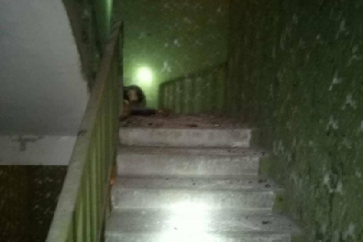 В харьковской многоэтажке прогремел взрыв, погиб молодой парень В харьковской многоэтажке прогремел взрыв, погиб молодой парень