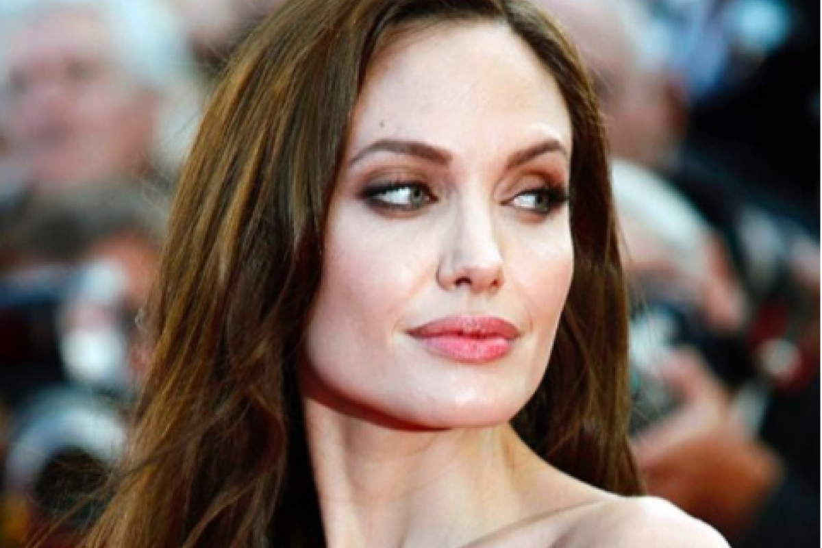 Анджелина Джоли шокировала публику чрезмерной худобой Анджелина Джоли шокировала публику чрезмерной худобой