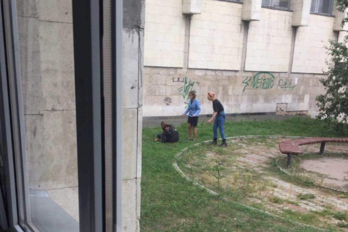 Перерезал горло: В Киеве возле КПИ парень пытался совершить суицид Перерезал горло: В Киеве возле КПИ парень пытался совершить суицид