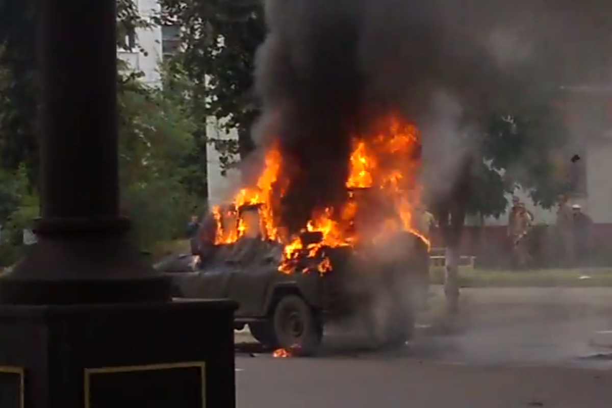 В центре Лисичанска сгорел военный УАЗ: опубликовано видео В центре Лисичанска сгорел военный УАЗ: опубликовано видео