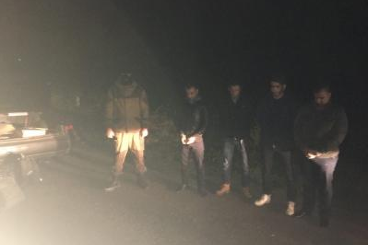 На Закарпатье пограничники задержали автомобиль, в котором украинец вез 4 нелегалов из Сирии и Алжира На Закарпатье пограничники задержали автомобиль, в котором украинец вез 4 нелегалов из Сирии и Алжира