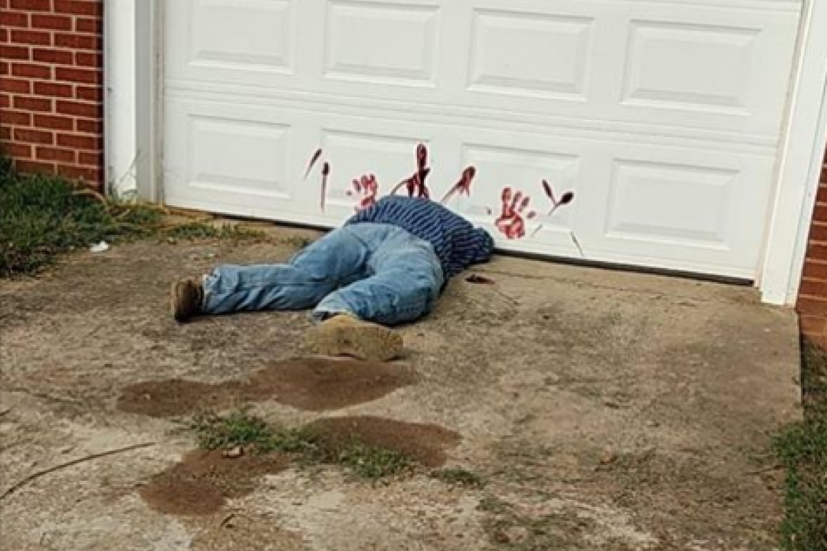 В США вызвал панику "обезглавленный труп" на крыльце дома В США вызвал панику "обезглавленный труп" на крыльце дома