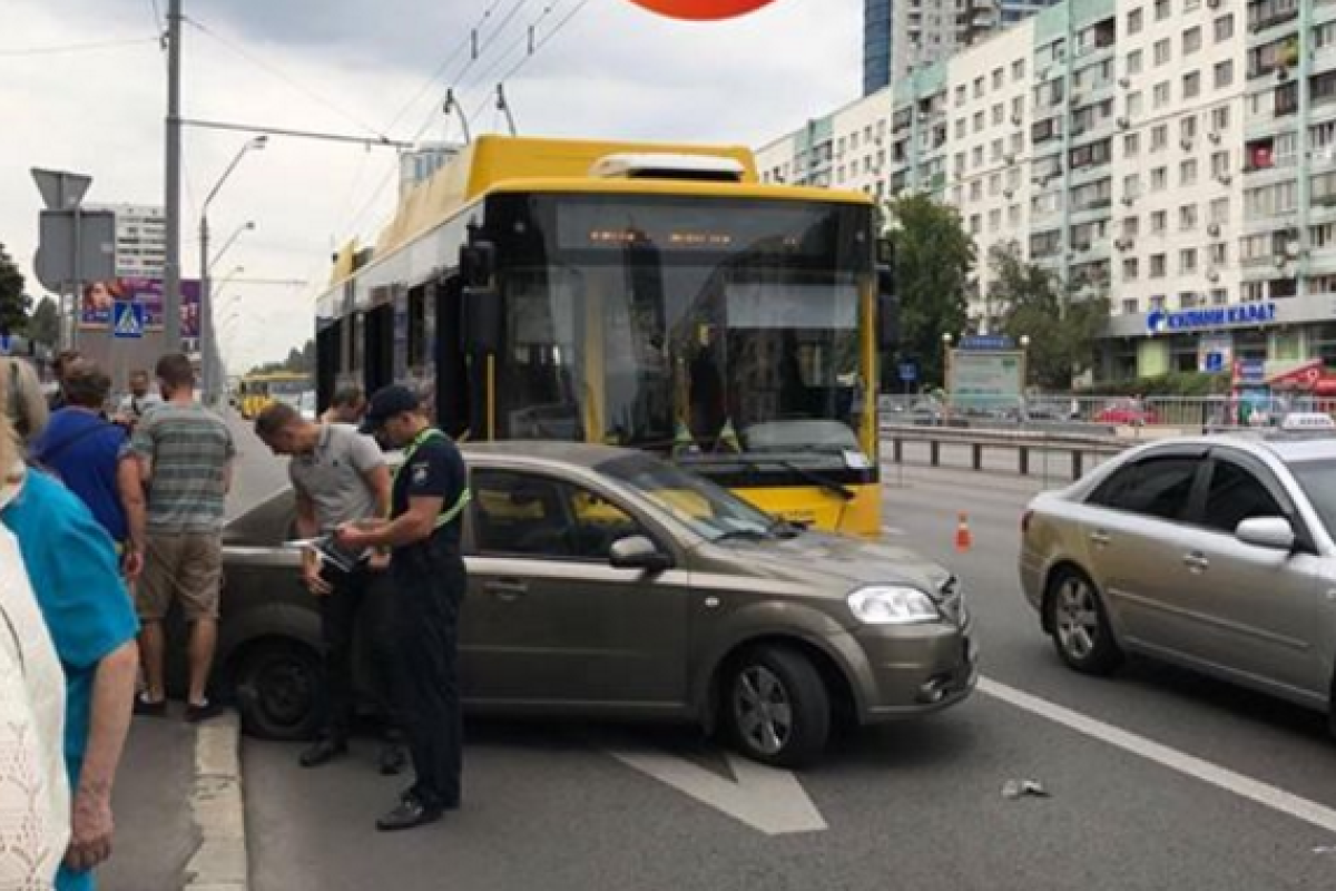 В Киеве произошло ДТП с участием троллейбуса В Киеве произошло ДТП с участием троллейбуса