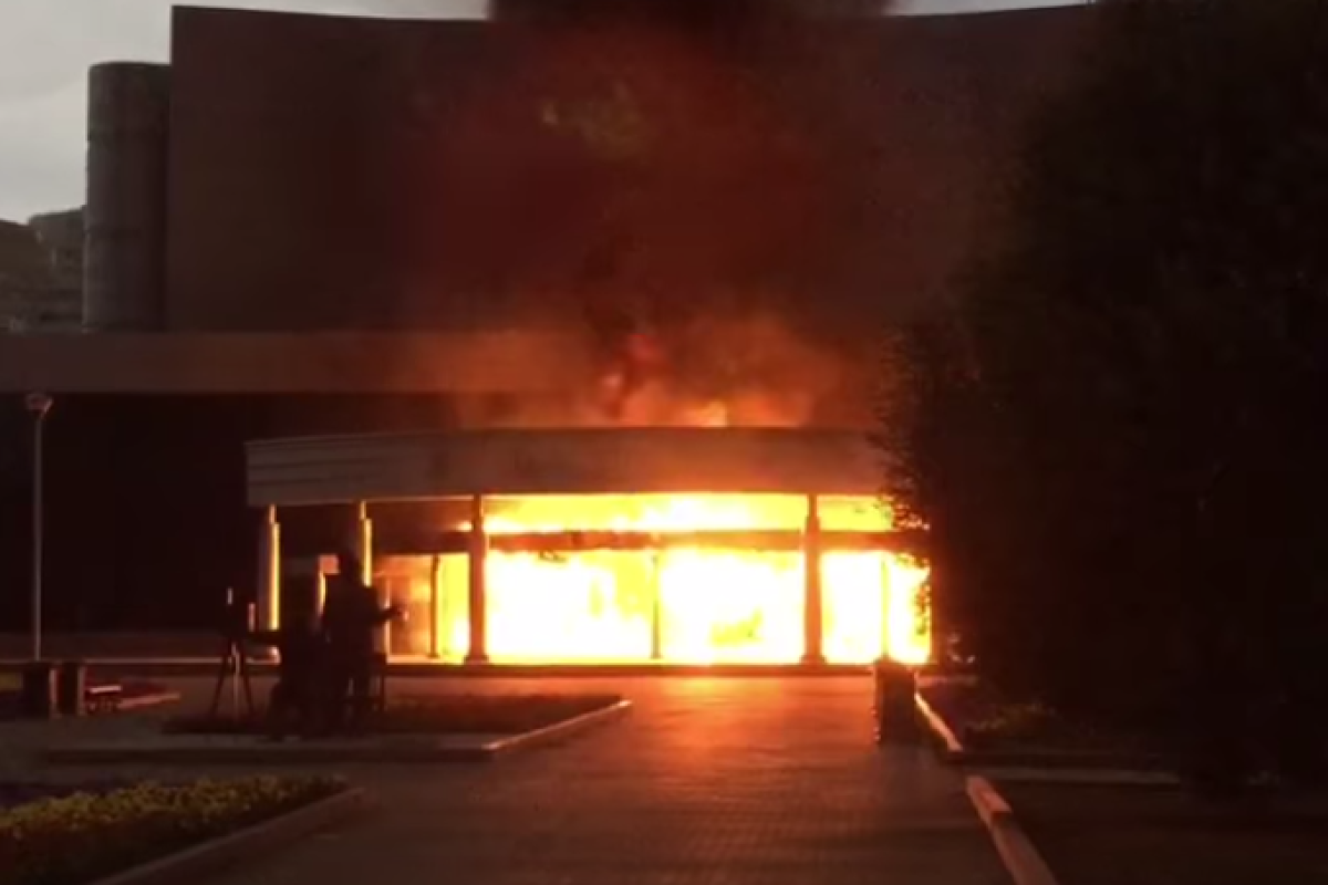 В Екатеринбурге мужчина врезался на машине в кинотеатр и устроил пожар В Екатеринбурге мужчина врезался на машине в кинотеатр и устроил пожар