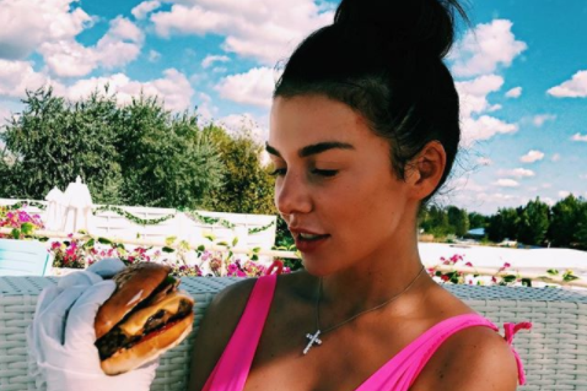 Анна Седокова расстроилась, увидев свое выступление на "Фабрике звезд" Анна Седокова расстроилась, увидев свое выступление на "Фабрике звезд"