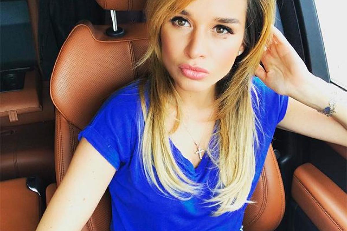 "По-домашнему": Поклонники раскритиковали наряд телеведущей Бородиной на 1 сентября "По-домашнему": Поклонники раскритиковали наряд телеведущей Бородиной на 1 сентября