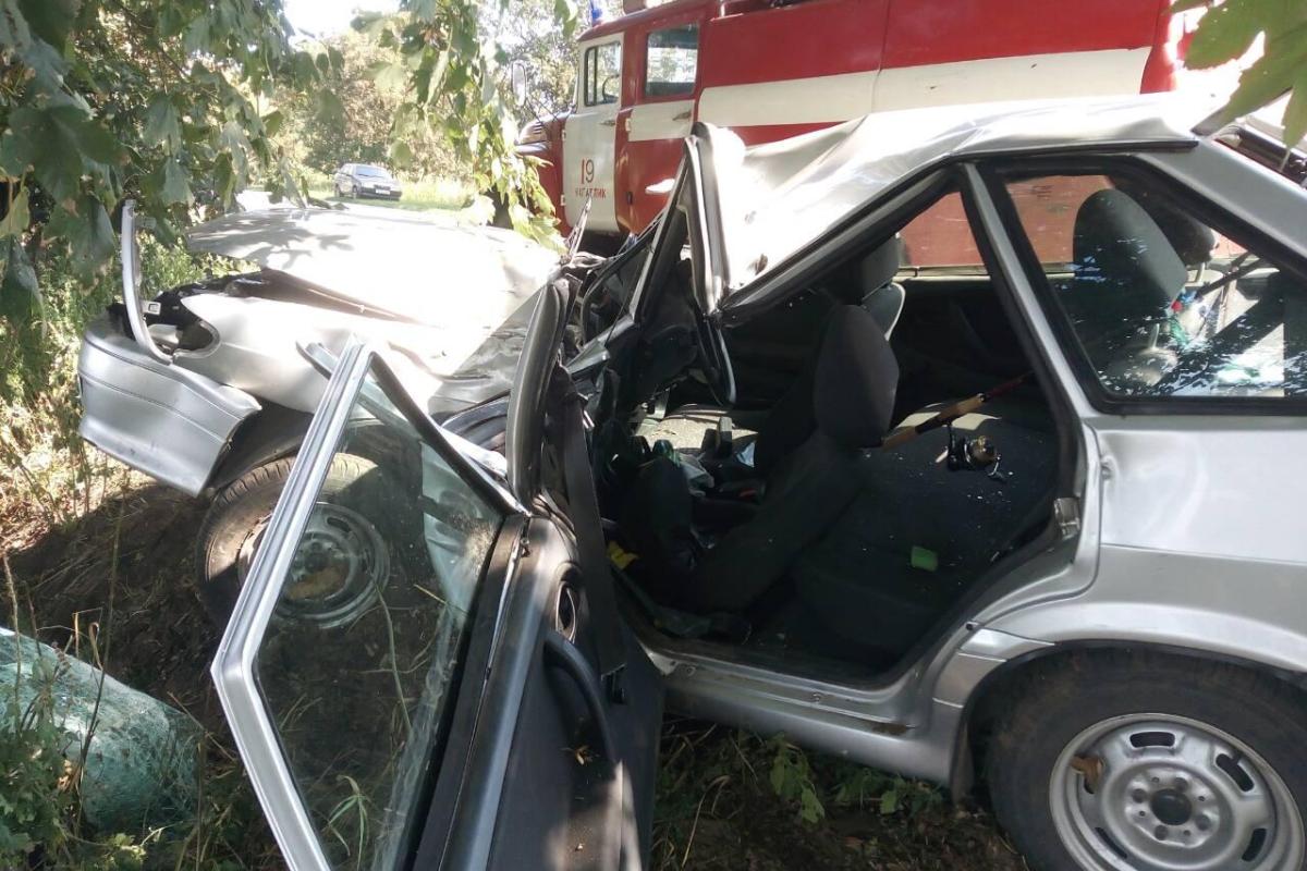 ДТП В Киевской области: автомобиль врезался в дерево ДТП В Киевской области: автомобиль врезался в дерево