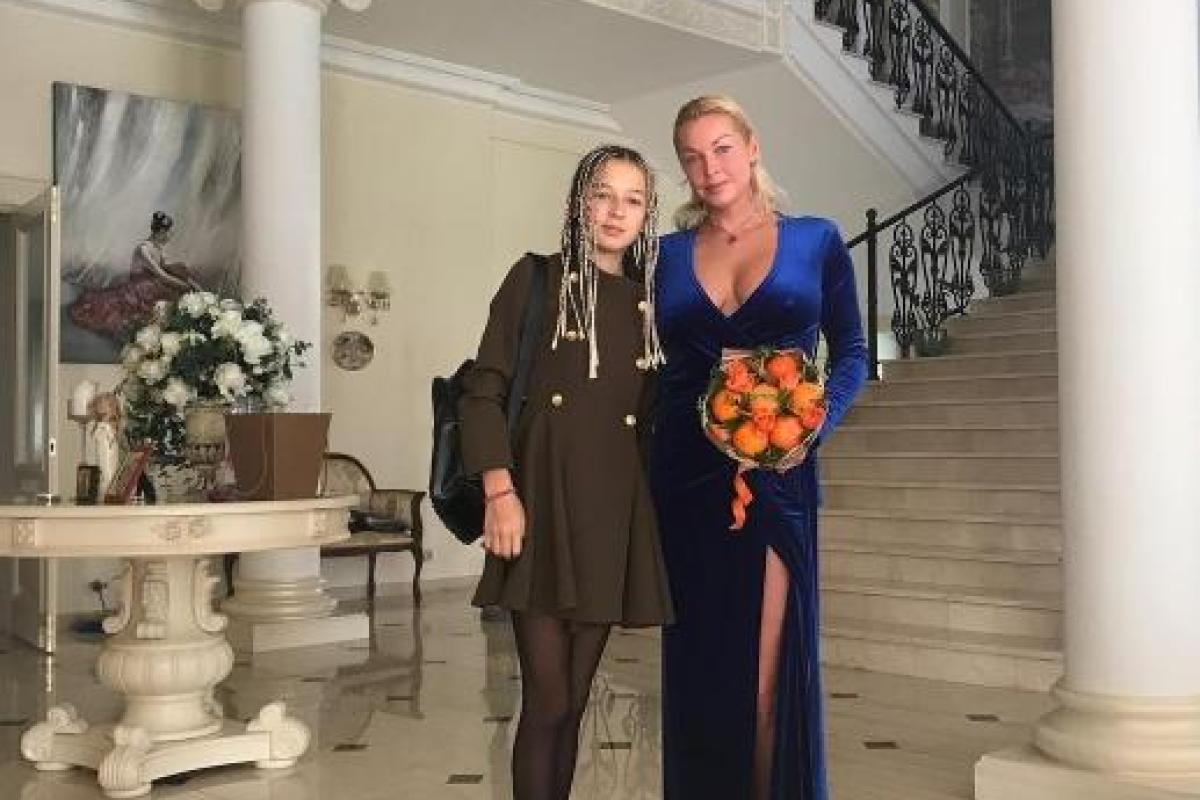 Босая Волочкова и уставшая Седокова: как звезды шоу-бизнеса водили детей в школу Босая Волочкова и уставшая Седокова: как звезды шоу-бизнеса водили детей в школу