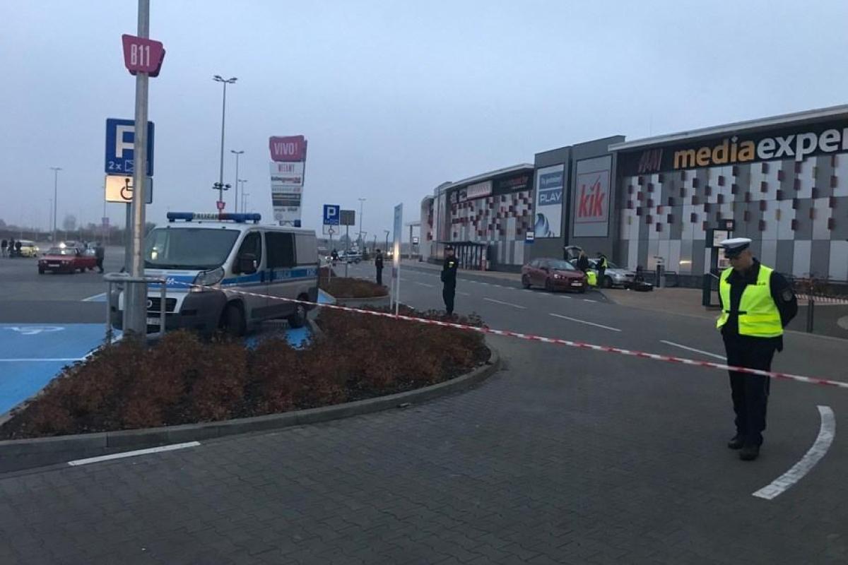 В польском супермаркете мужчина набросился на людей с ножом