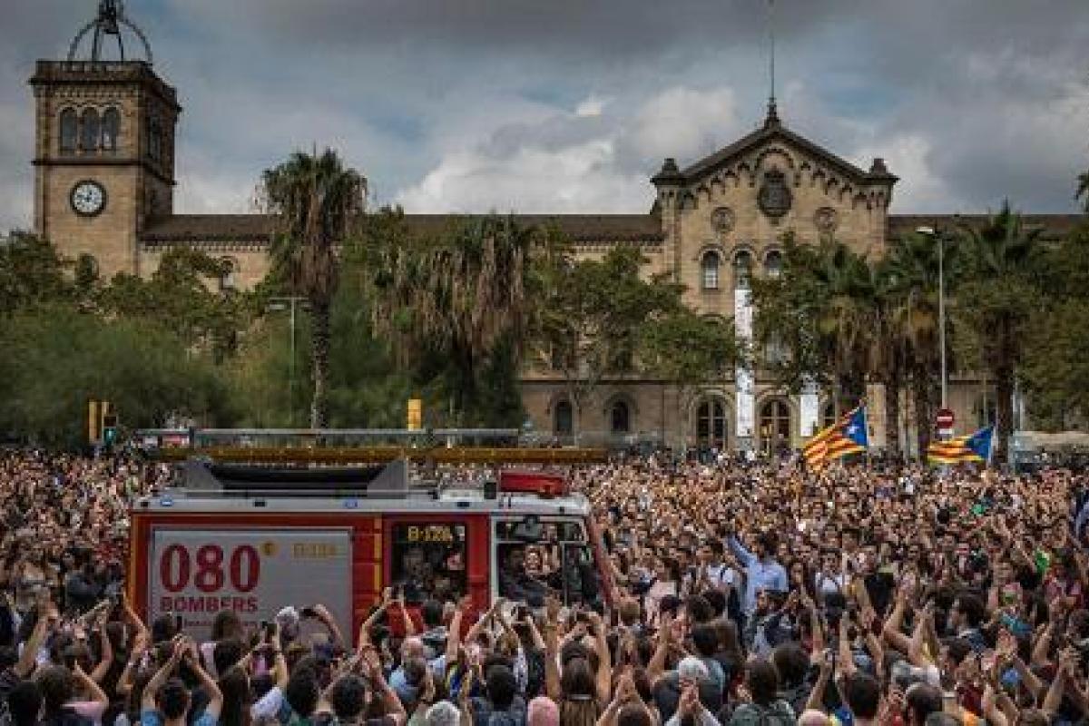 Забастовка в Каталонии: тысячи жителей вышли к полицейским участкам