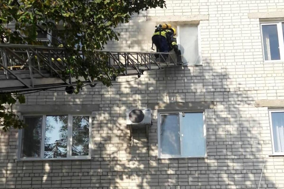 В Чернигове во время пожара спасли 8-летнего ребенка В Чернигове во время пожара спасли 8-летнего ребенка