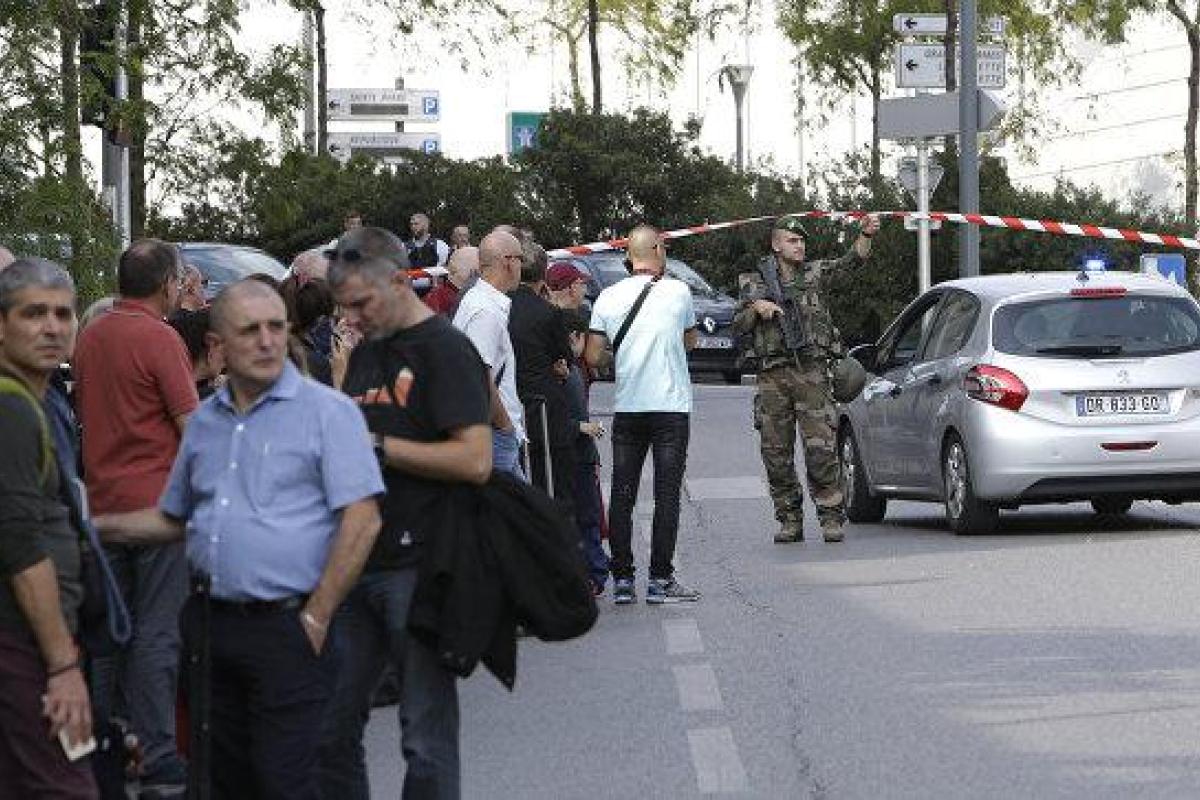 В Марселе неизвестный атаковал ножом прохожих, есть погибшие В Марселе неизвестный атаковал ножом прохожих, есть погибшие