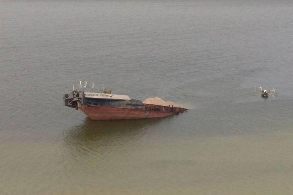 В Каховском водохранилище затонула баржа, нефтяное пятно движется к берегу