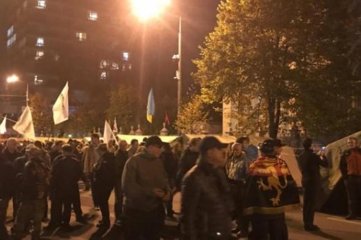 Протестующие под Радой объявили ультиматум Порошенко Протестующие под Радой объявили ультиматум Порошенко