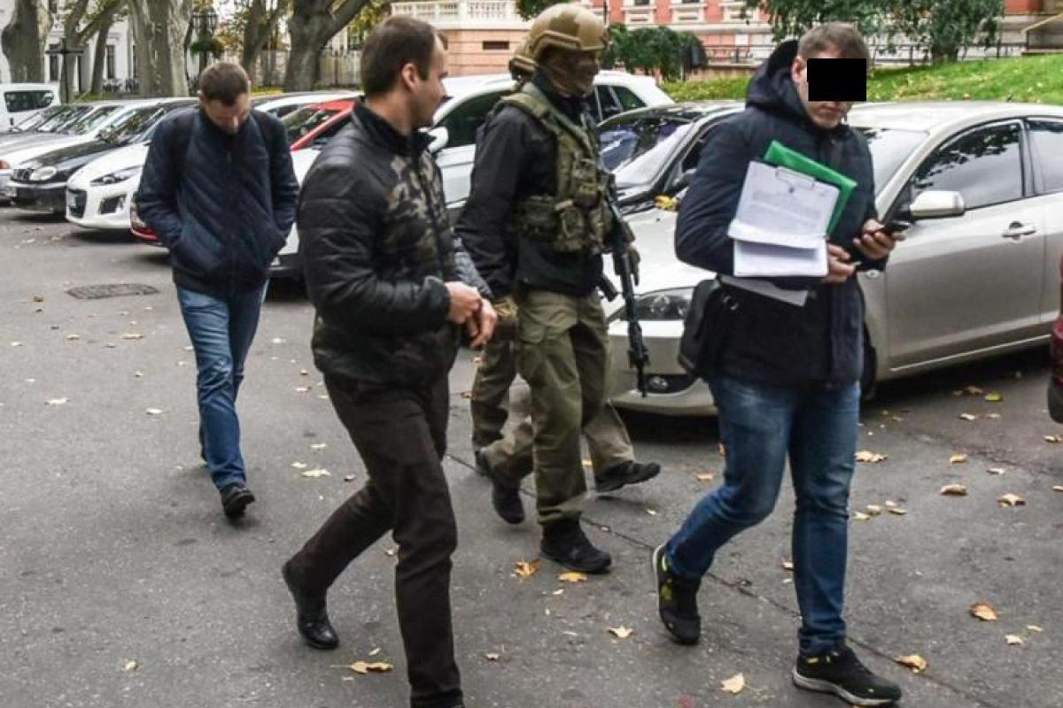 СМИ: У мэра Одессы провели обыски, что искали детективы НАБУ с автоматчиками? СМИ: У мэра Одессы провели обыски, что искали детективы НАБУ с автоматчиками?