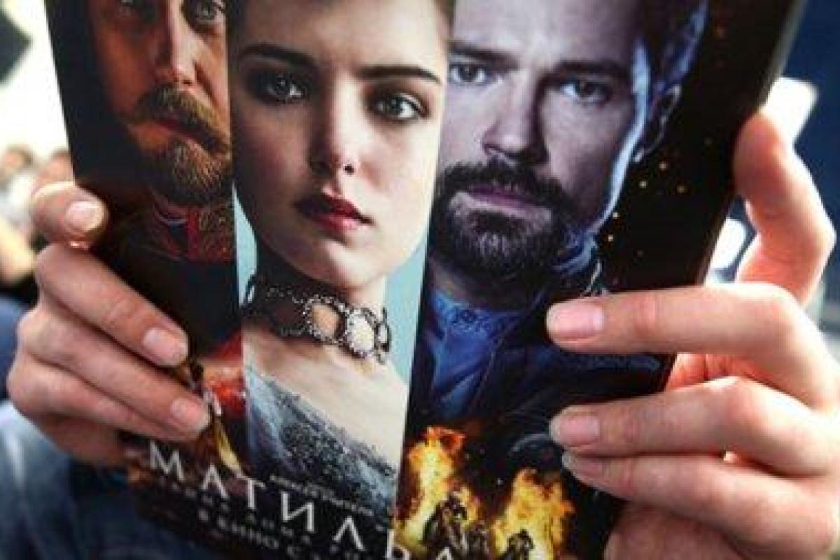 В Крыму начали показывать «Матильду»: зрителей пропускают через рамки, а верующие вышли на протест В Крыму начали показывать «Матильду»: зрителей пропускают через рамки, а верующие вышли на протест