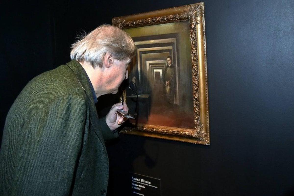 На выставке творчества душевнобольных в Италии чуть не изуродовали картину Гитлера