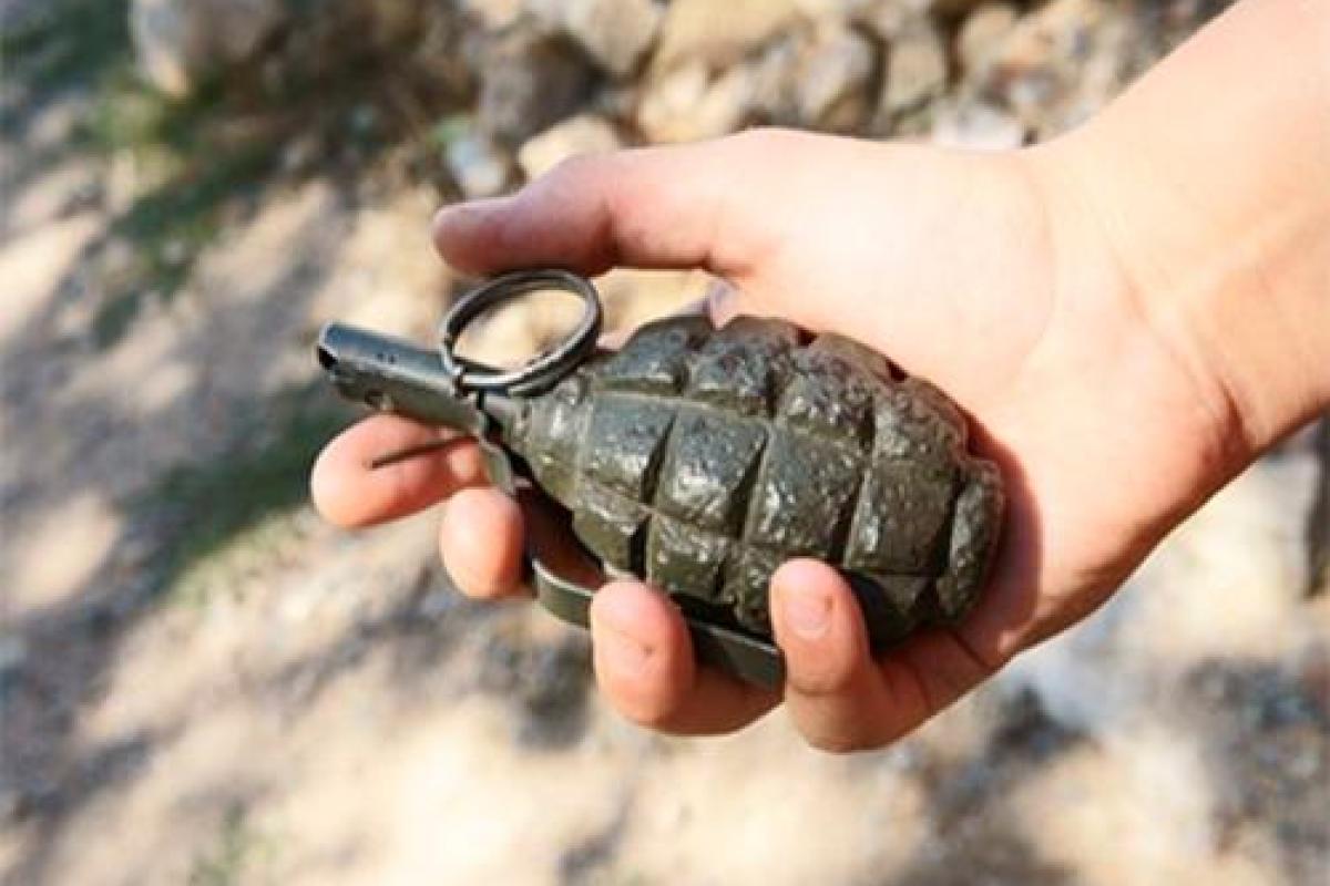 В Луганской области злоумышленники пытались подорвать магазин и частный дом, ранена пожилая женщина В Луганской области злоумышленники пытались подорвать магазин и частный дом, ранена пожилая женщина