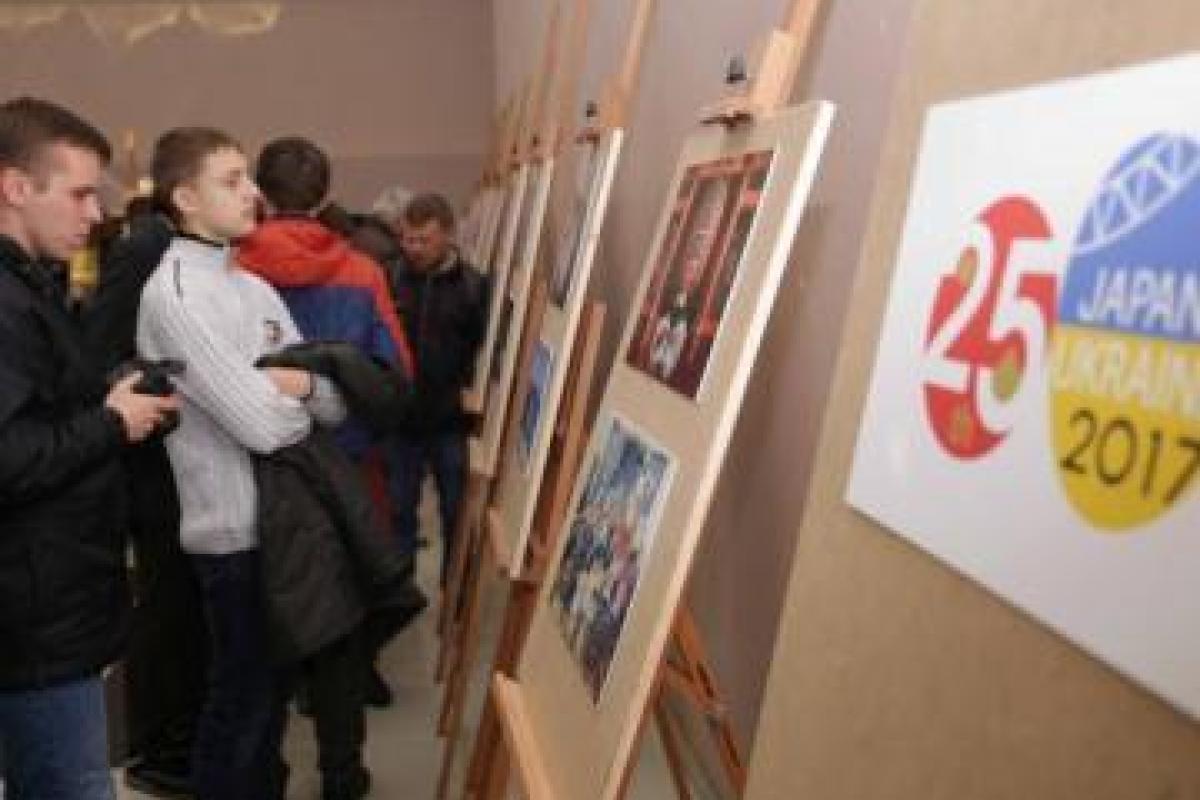 Год Японии в Украине: Мобильная выставка японской фотографии шагает по Луганщине Год Японии в Украине: Мобильная выставка японской фотографии шагает по Луганщине