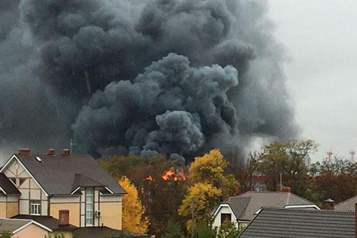 Пожару присвоили четвертый ранг: В Ростовской области горит хозяйственный рынок Пожару присвоили четвертый ранг: В Ростовской области горит хозяйственный рынок