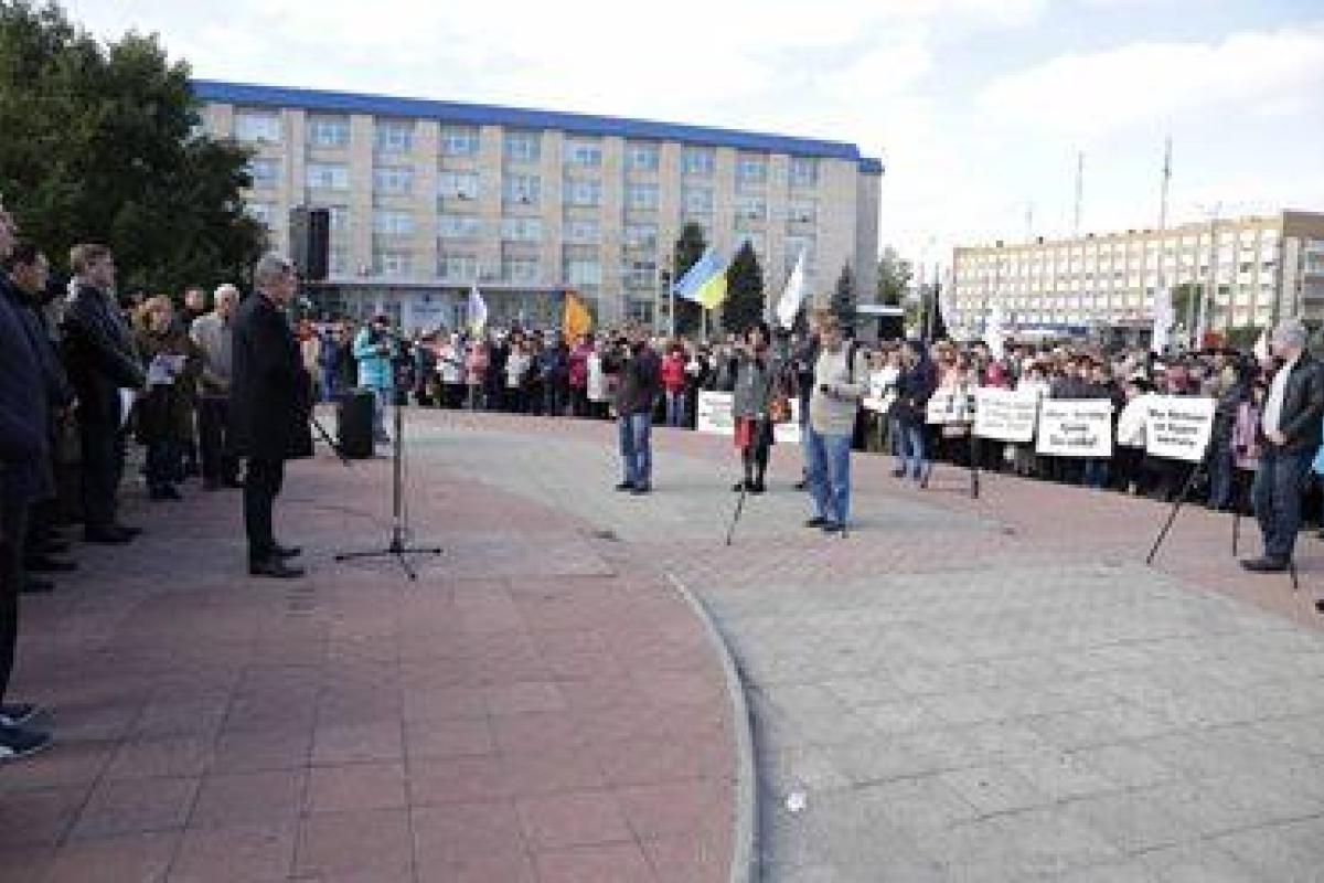 На центральной площади Северодонецка прошла мирная акция протеста На центральной площади Северодонецка прошла мирная акция протеста