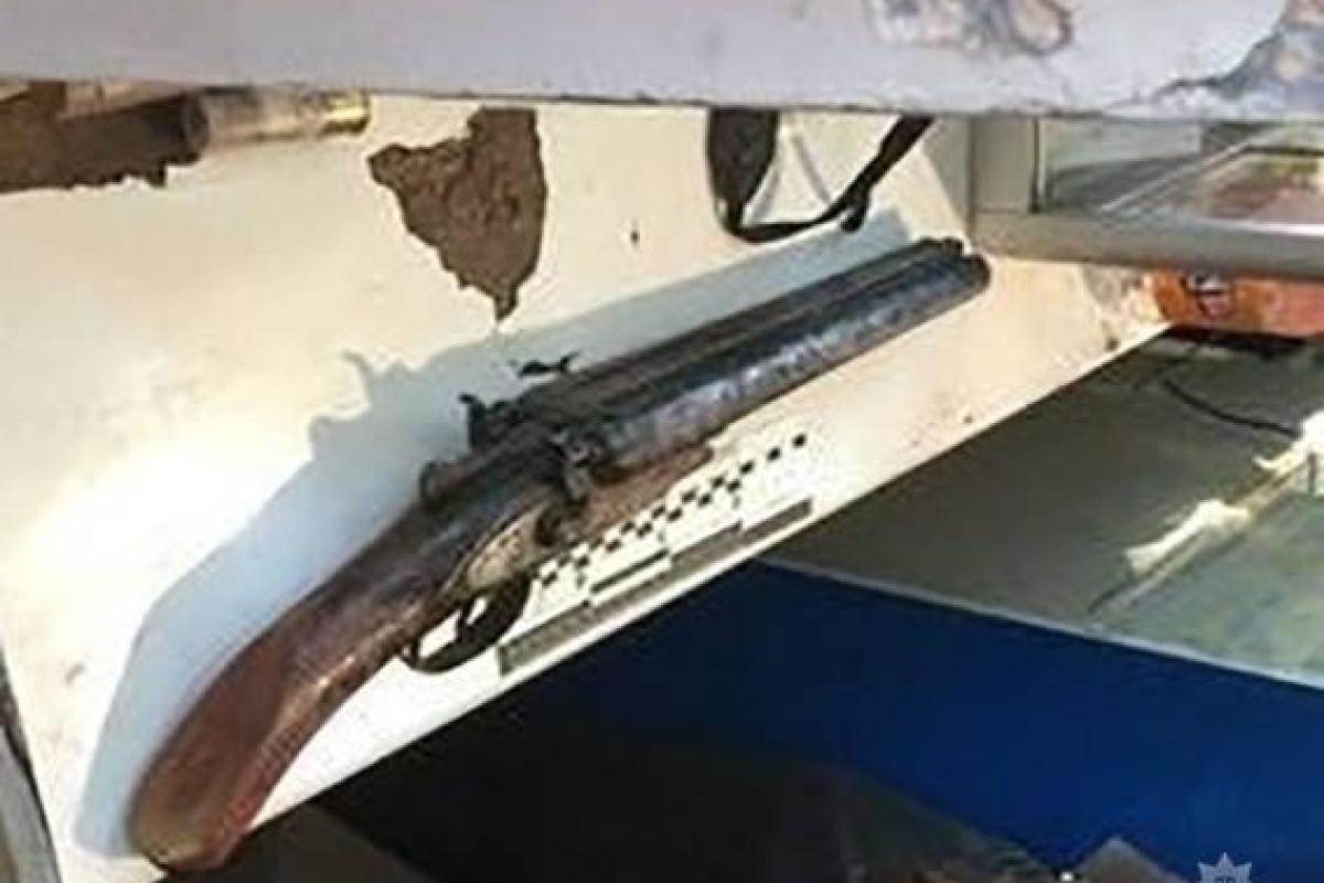 Стрельба в Кривом Роге: узнав, что телефон не подлежит ремонту, разъяренный клиент мастерской пустил в ход ружье Стрельба в Кривом Роге: узнав, что телефон не подлежит ремонту, разъяренный клиент мастерской пустил в ход ружье