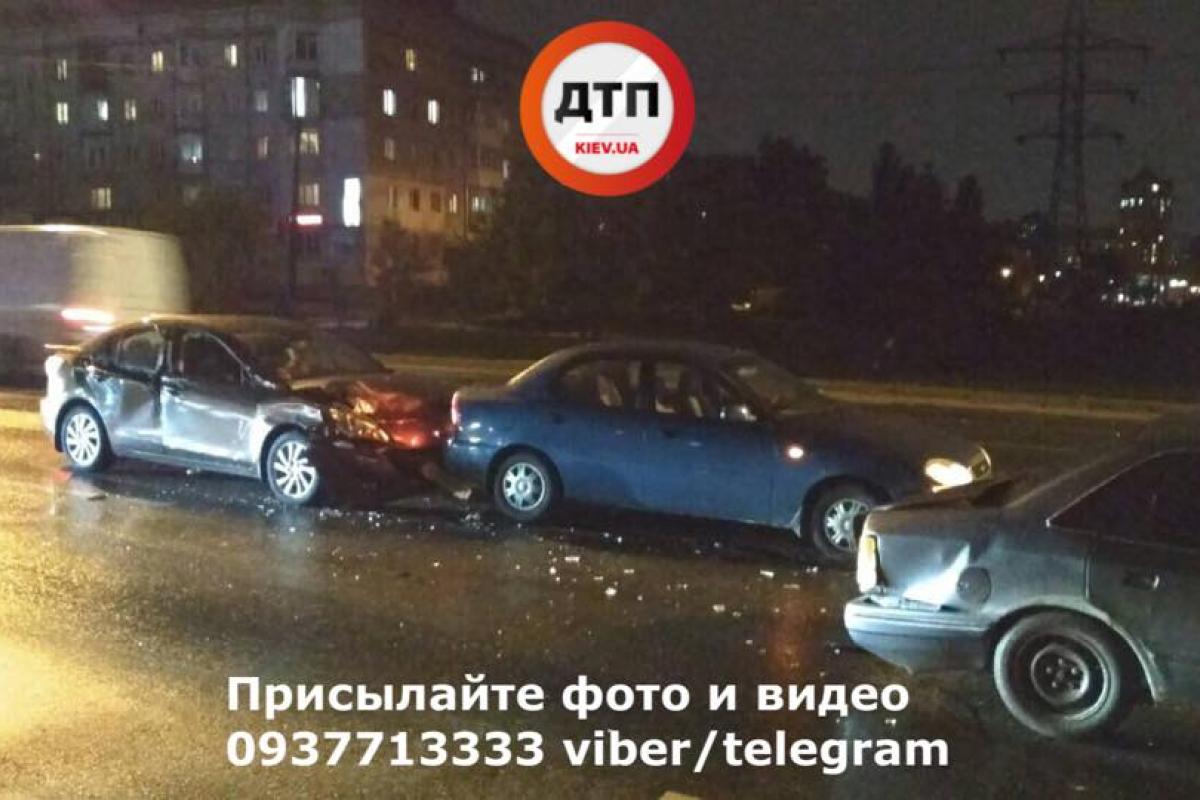 В Киеве столкнулись три автомобиля: образовалась пробка В Киеве столкнулись три автомобиля: образовалась пробка
