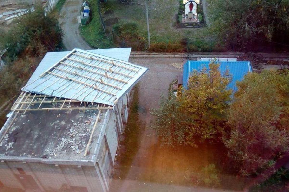 Страшный ураган накрыл Западную Украину: деревья падали прямо на дороги Страшный ураган накрыл Западную Украину: деревья падали прямо на дороги