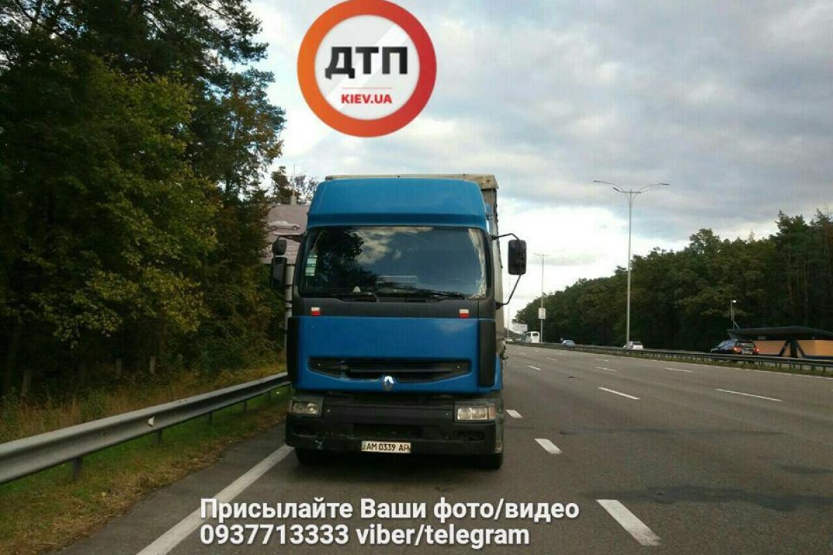 На трассе под Киевом женщина бросилась под грузовик