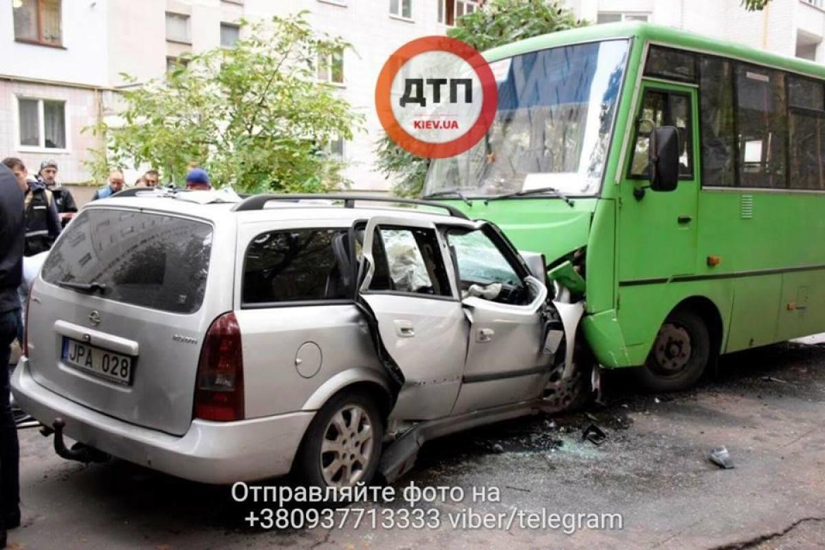 "Лоб в лоб": жуткое ДТП под Киевом, погибли 3 человека "Лоб в лоб": жуткое ДТП под Киевом, погибли 3 человека