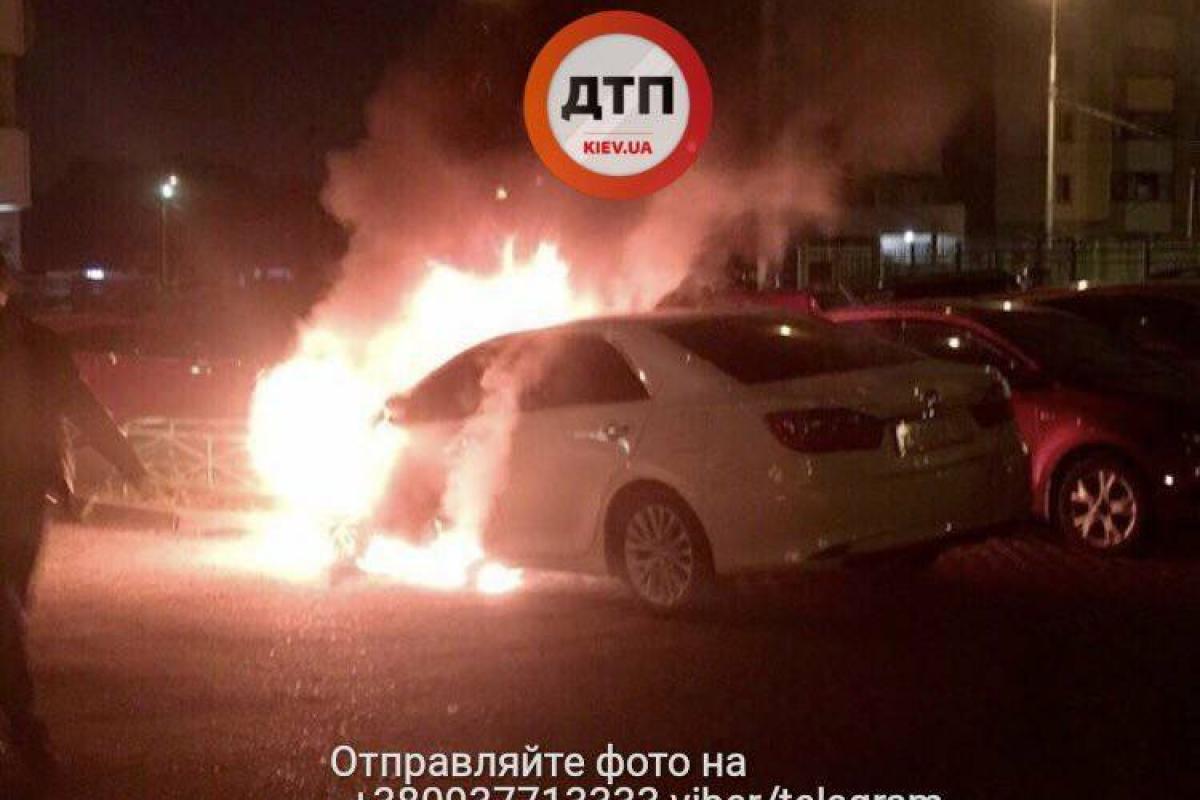 В Киеве сгорел автомобиль с номерами МВД Украины, повреждены еще 2 машины В Киеве сгорел автомобиль с номерами МВД Украины, повреждены еще 2 машины