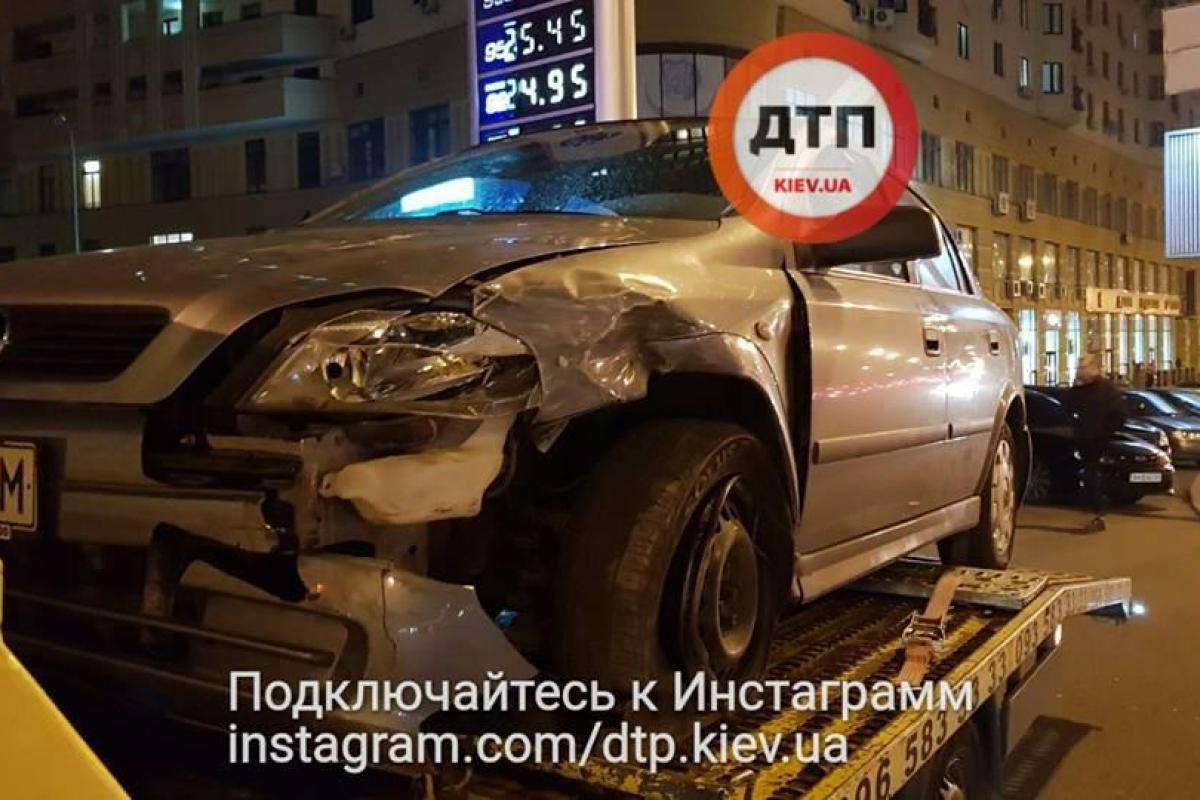 В Киеве Опель врезался в три автомобиля и опрокинулся