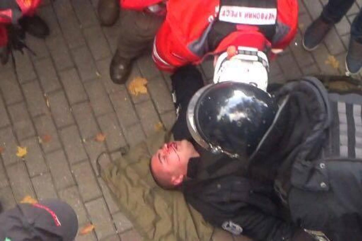 Протесты под Радой: полицейского забрала скорая Протесты под Радой: полицейского забрала скорая