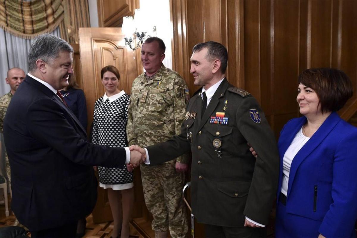Президент Порошенко с супругой встретился с Героями Украины