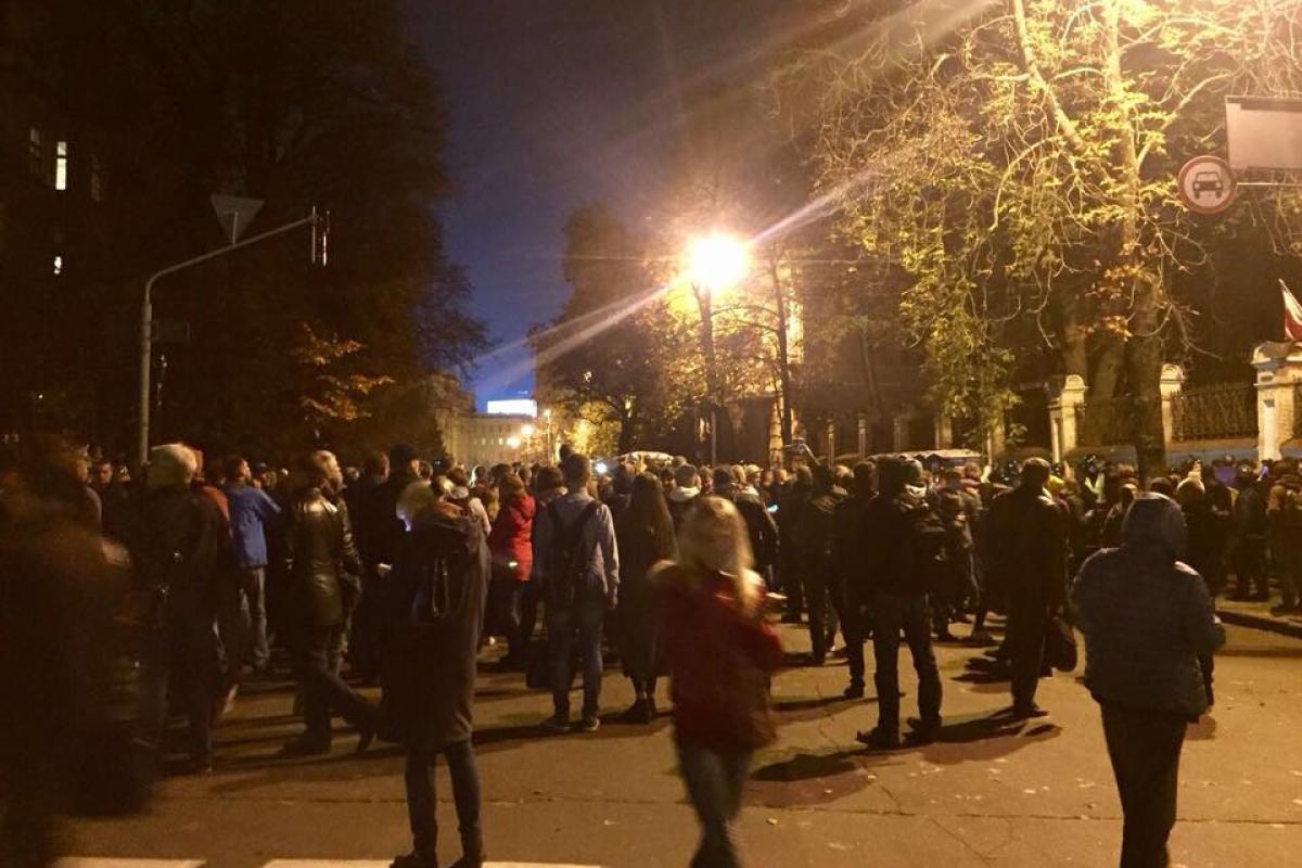 Что происходит в Киеве: около 500 человек пришли к АП 