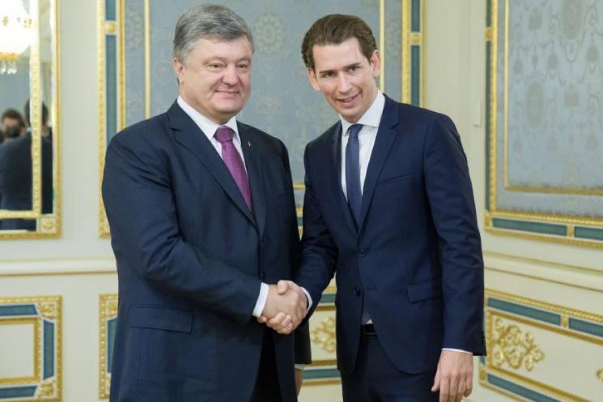 Порошенко поздравил Курца с победой на выборах в Австрии Порошенко поздравил Курца с победой на выборах в Австрии