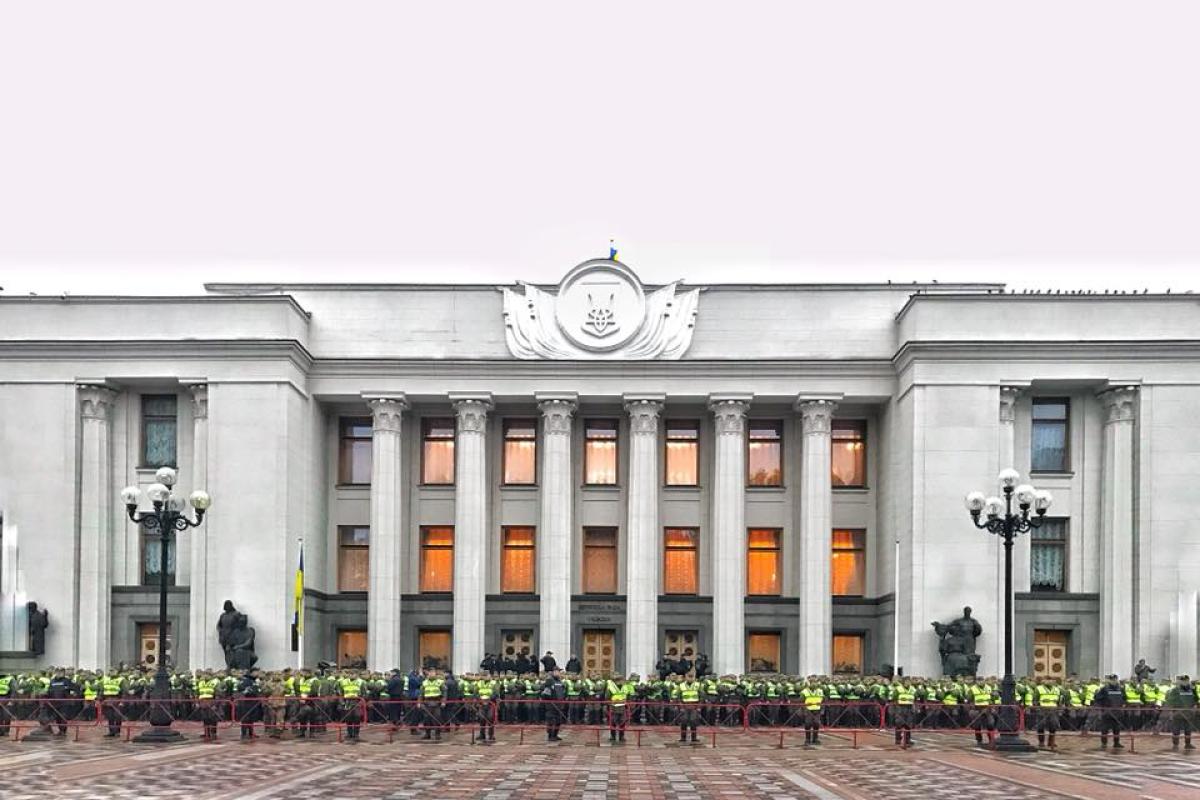 В Киеве здание Парламента окружено Нацгвардией и полицейскими - фото В Киеве здание Парламента окружено Нацгвардией и полицейскими - фото