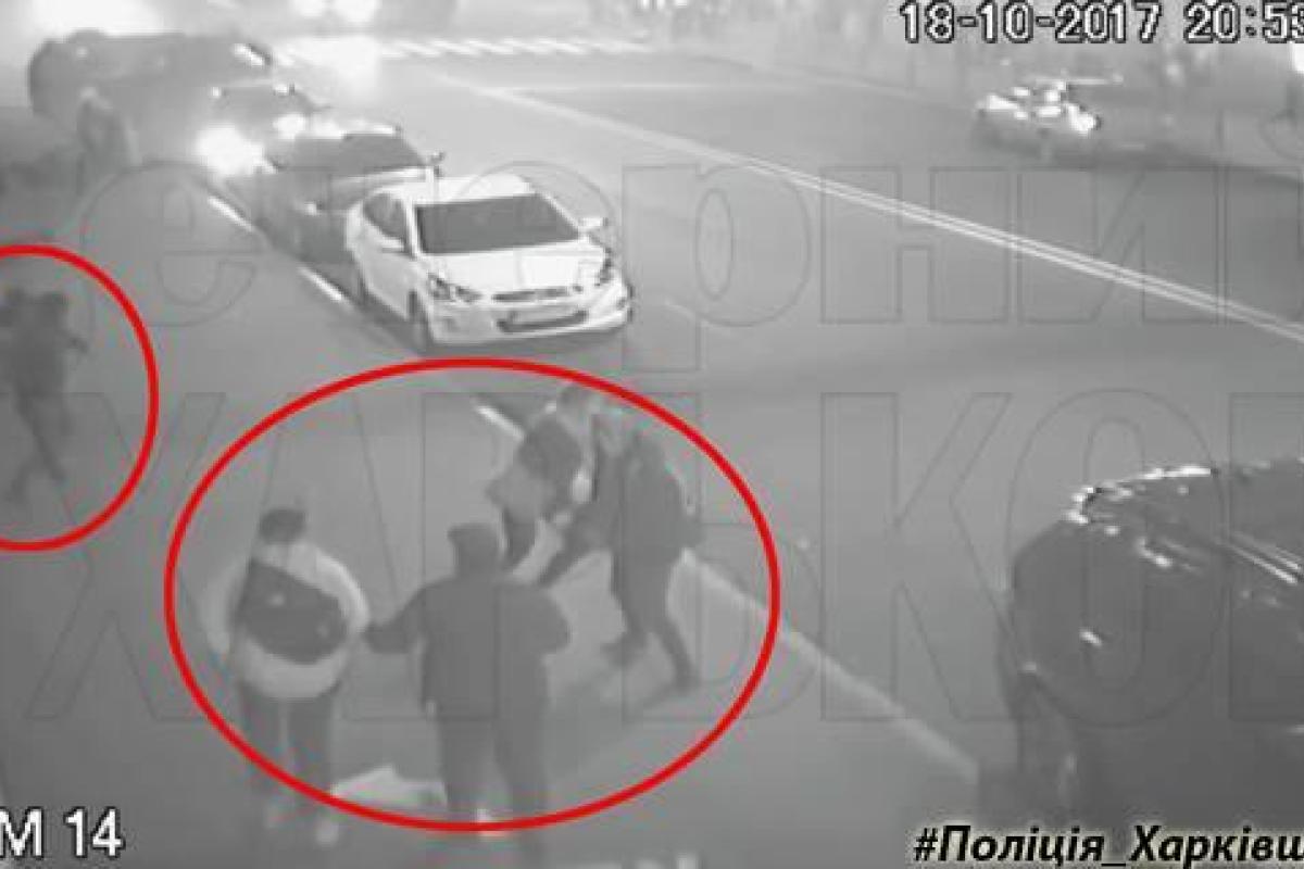 Полиция Харьковщины просит откликнуться людей, которые запечатлены на видео ДТП на Сумской Полиция Харьковщины просит откликнуться людей, которые запечатлены на видео ДТП на Сумской